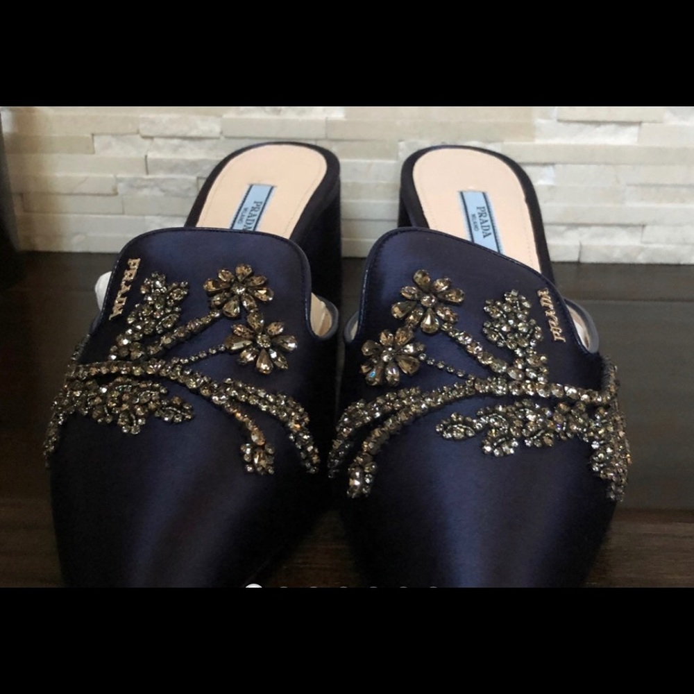 Brand new Prada sandal come wt box and dust bag.